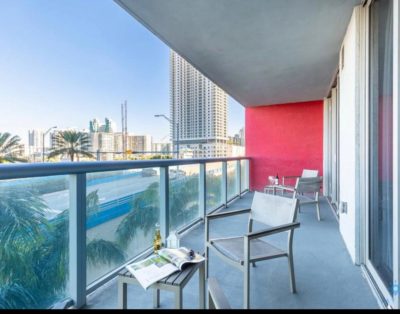 764 Apartamento moderno en la piscina del centro vacacional con balcón. KHM